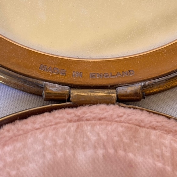 Vintage Rock of Gibraltar Souvenir Brass Powder Compact Made in England 3 inch - Picture 5 of 7